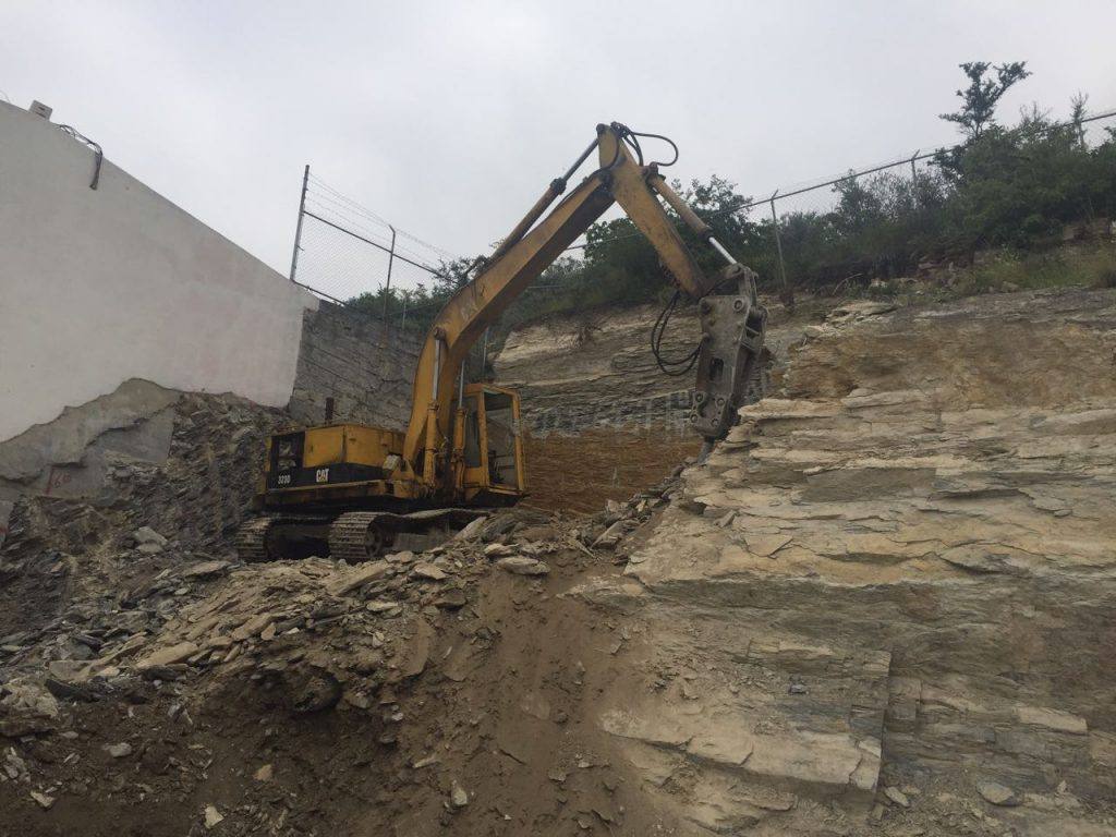 Excavación supervisada en una obra en Nuevo León