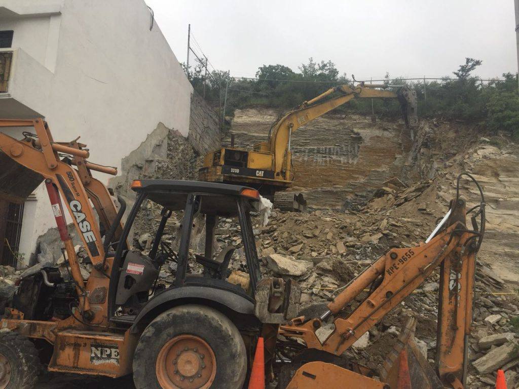 Retroexcavadora en renta trabajando en un terreno de Nuevo León