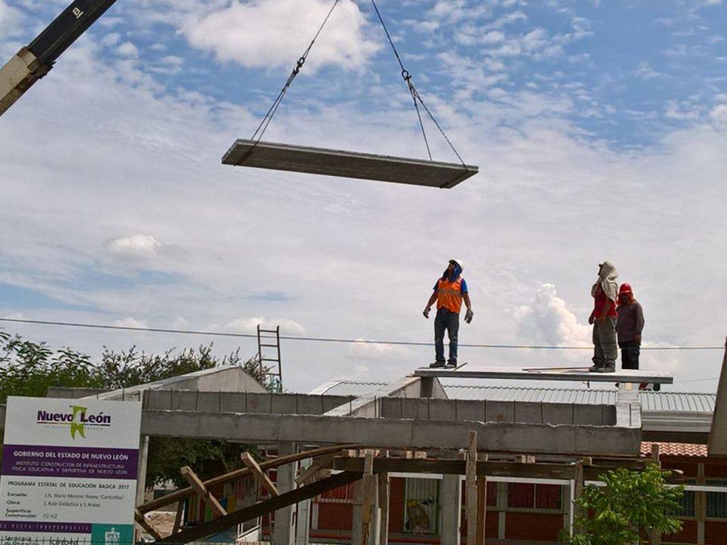 Montaje de losa durante la construcción de una obra en Nuevo León
